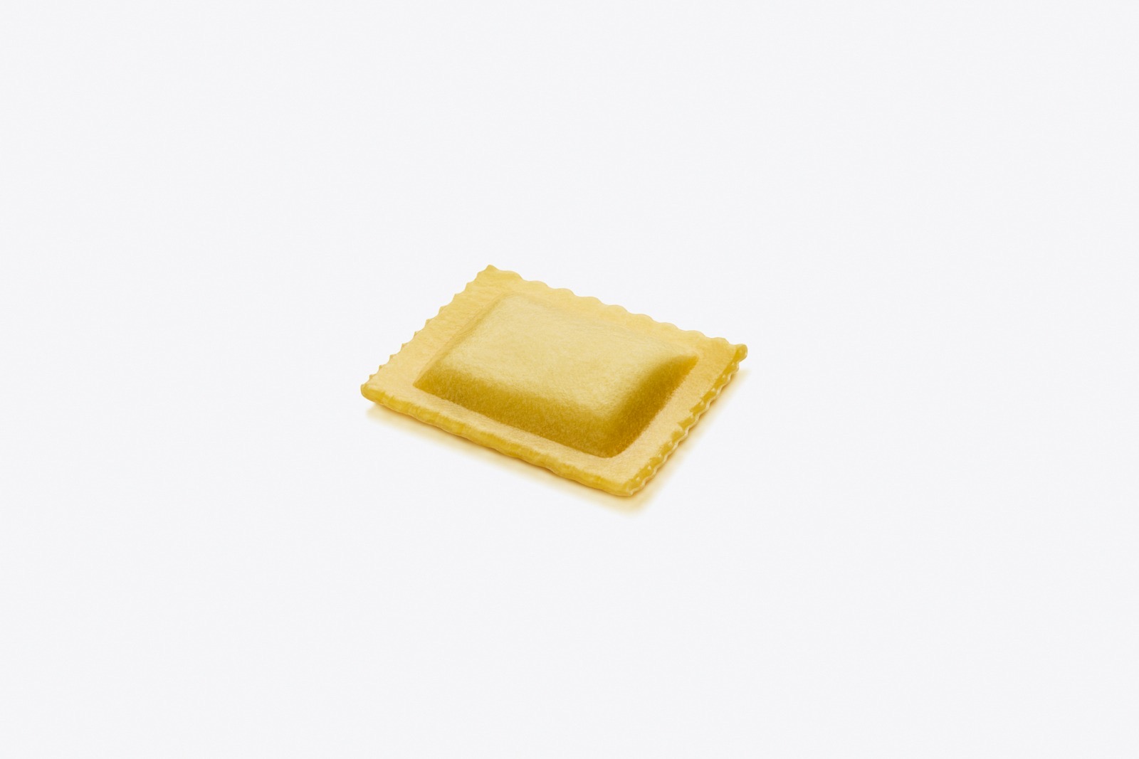 Ravioli 14G con Ricotta e Spinaci — un piccolo raviolo quadrato dorato con bordi smerlati, dalle proporzioni perfette
