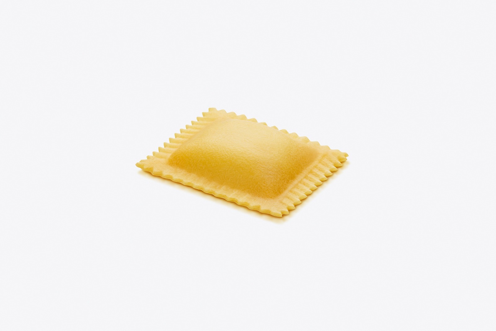 Ravioli 35G con Branzino, Patate e Panna — un generoso raviolo quadrato dorato con bordi smerlati su tutti i lati