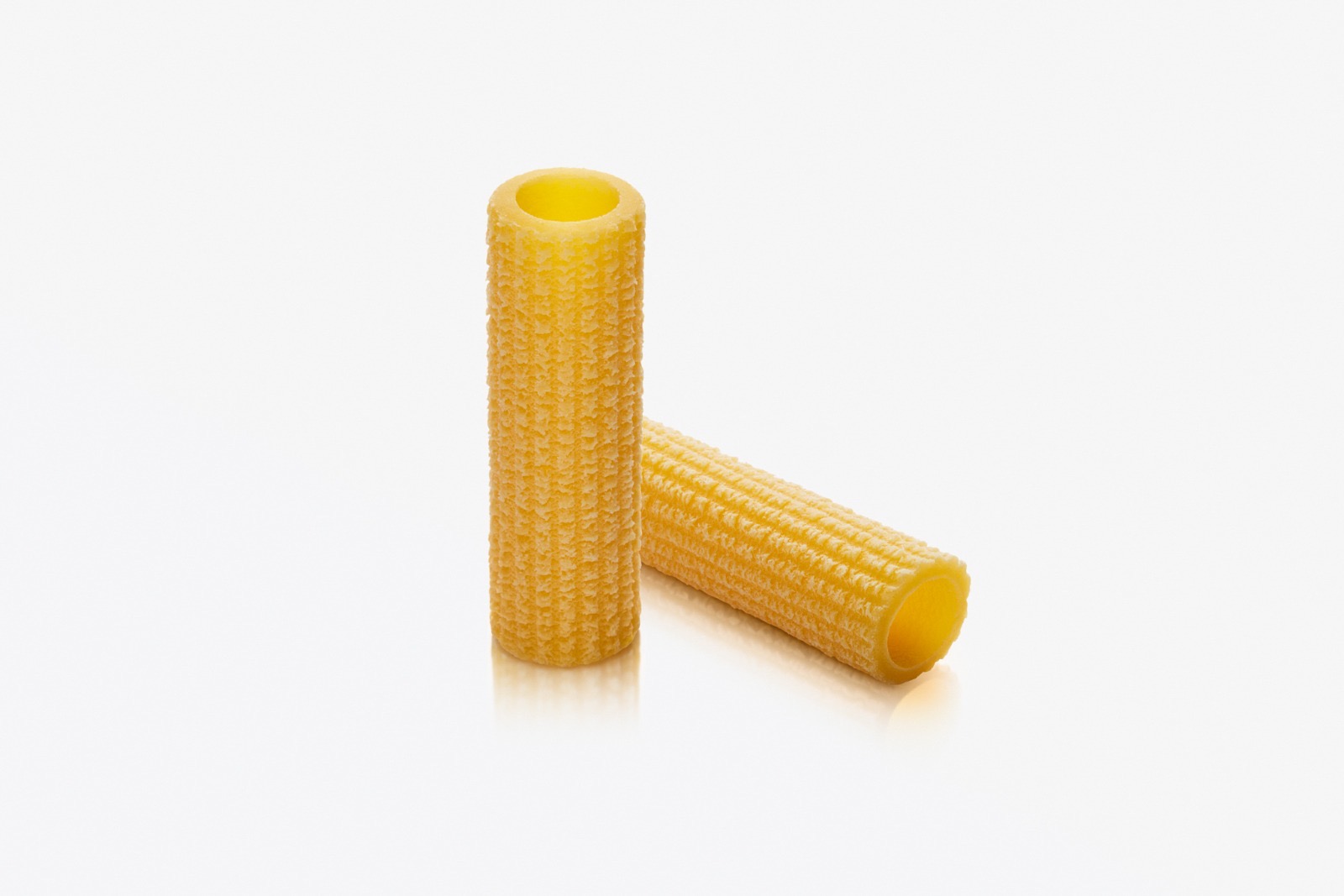 Rigatoni 2.5mm — tubi di pasta fresca all'uovo con superficie profondamente rigata e estremità dritte