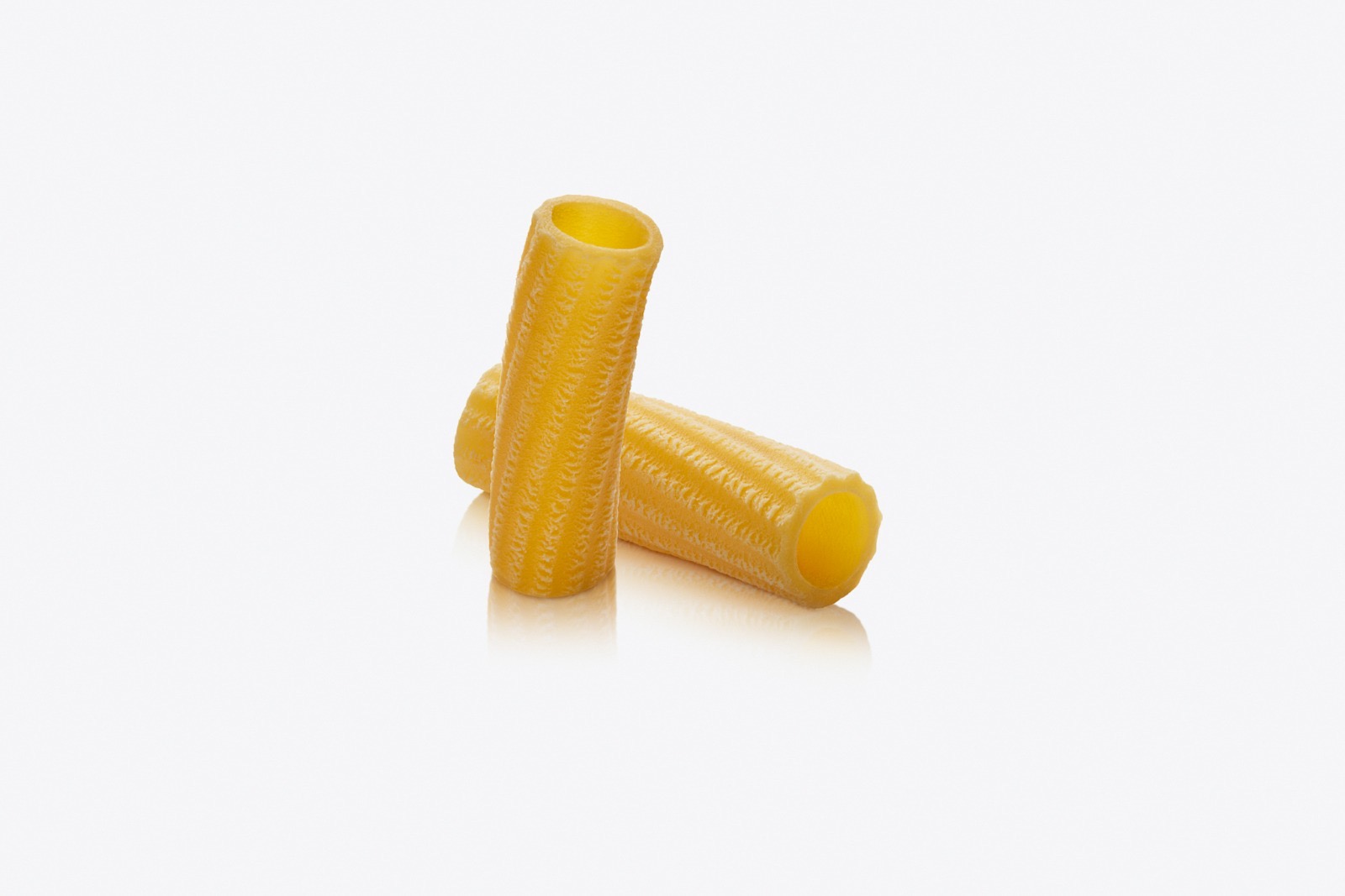Rigatoni 2mm — tubi di pasta fresca all'uovo con rigature pronunciate e estremità dritte