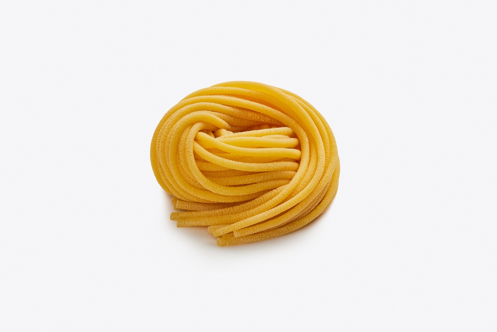 Spaghetti — çerdhe e lirshme paste të arta me vezë me fije të rrumbullakosura, pasur nga e verdhe veze