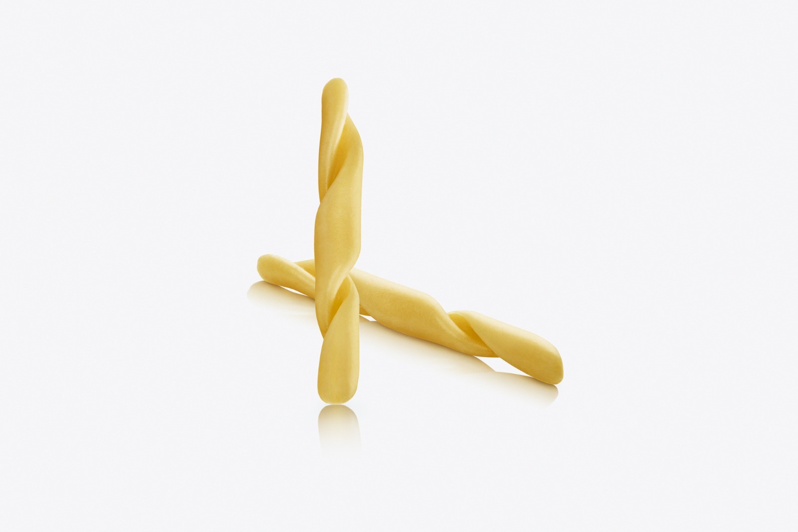 Strozzapreti — strozzapreti paste të arta të zbeta, çdo copë një fije e gjatë e twishtuar me dorë