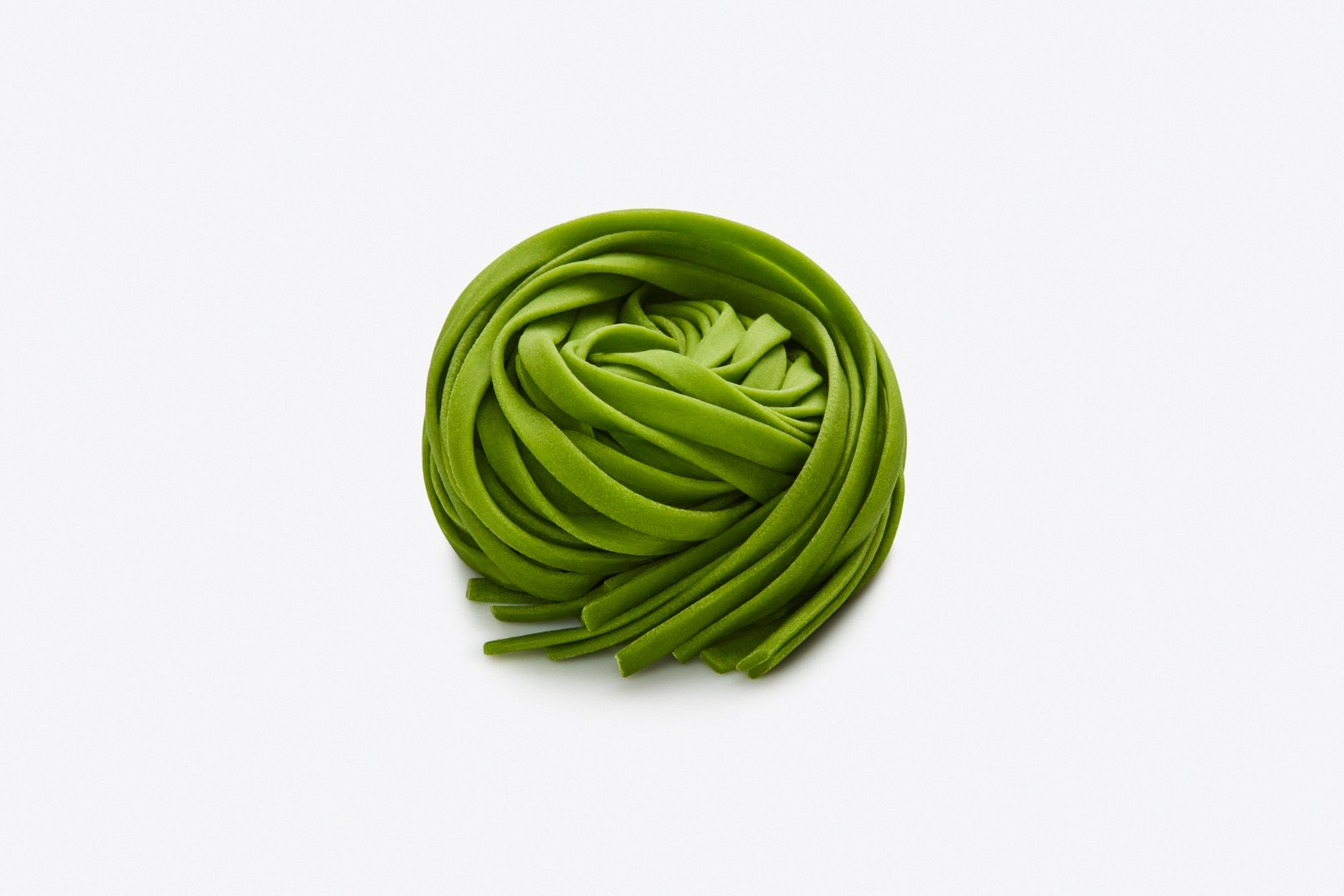Tagliatelle con Spinaci — nido di pasta fresca agli spinaci verde brillante, nastri setosi e fatti a mano