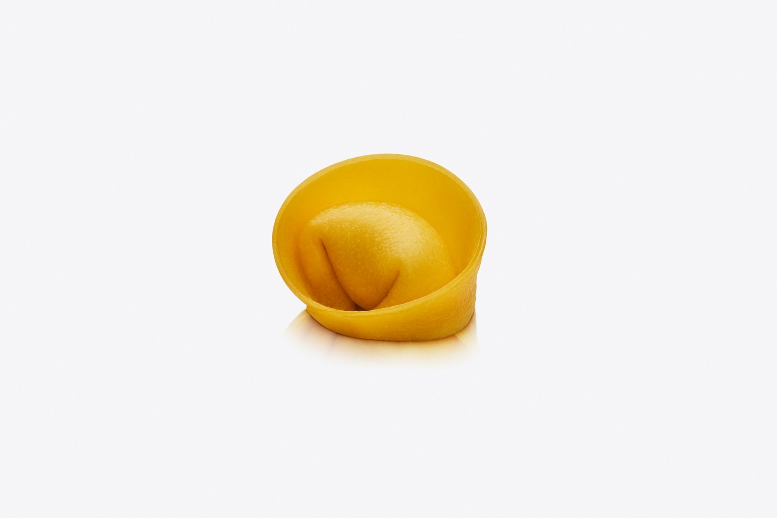 Tortellini con Petto di Vitello — un tortellone di pasta fresca all'uovo nell'iconica forma a cappello, grande e artigianale