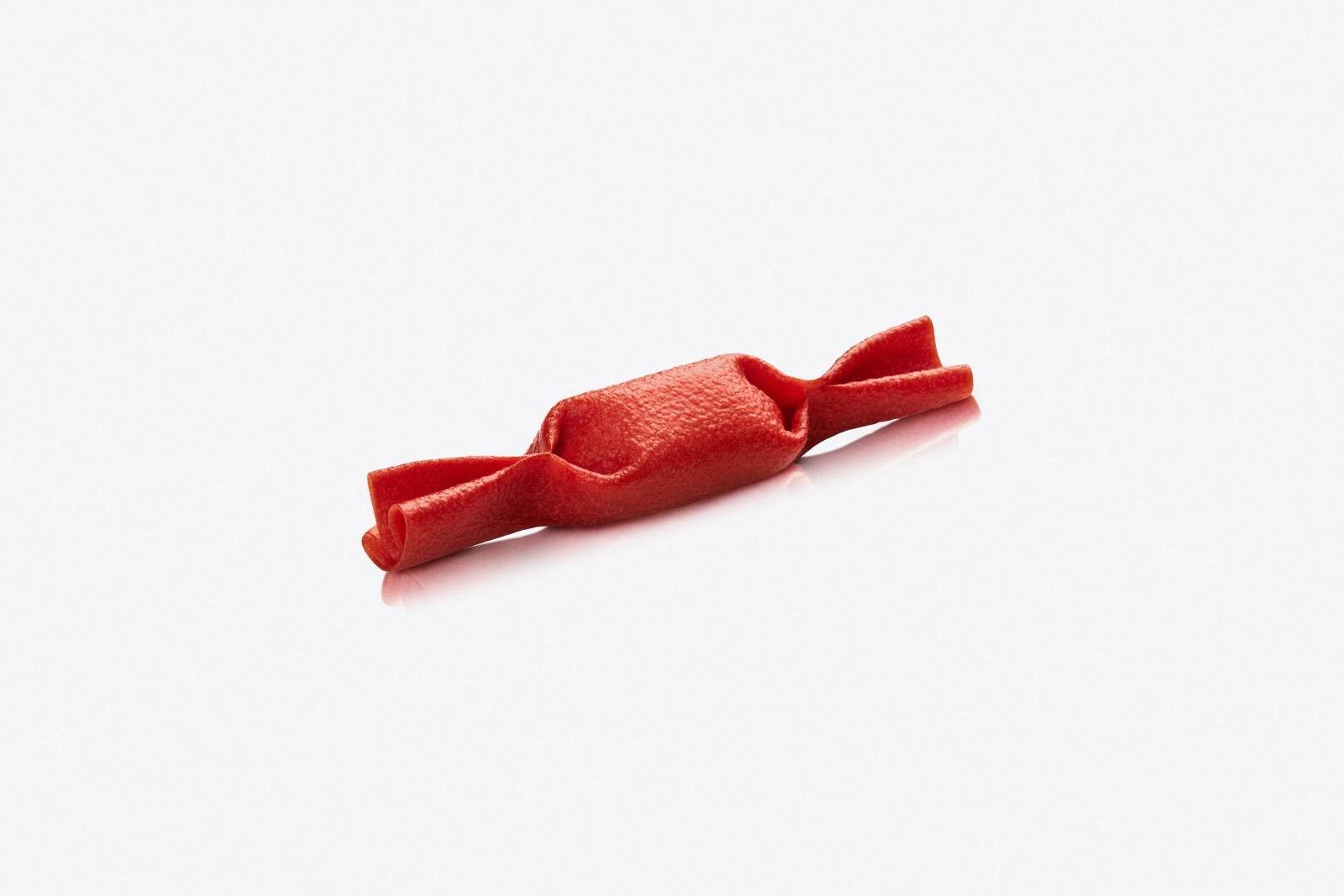Caramelle Rosse con Ricotta — involucro di pasta al pomodoro rosso avvolto come una caramella