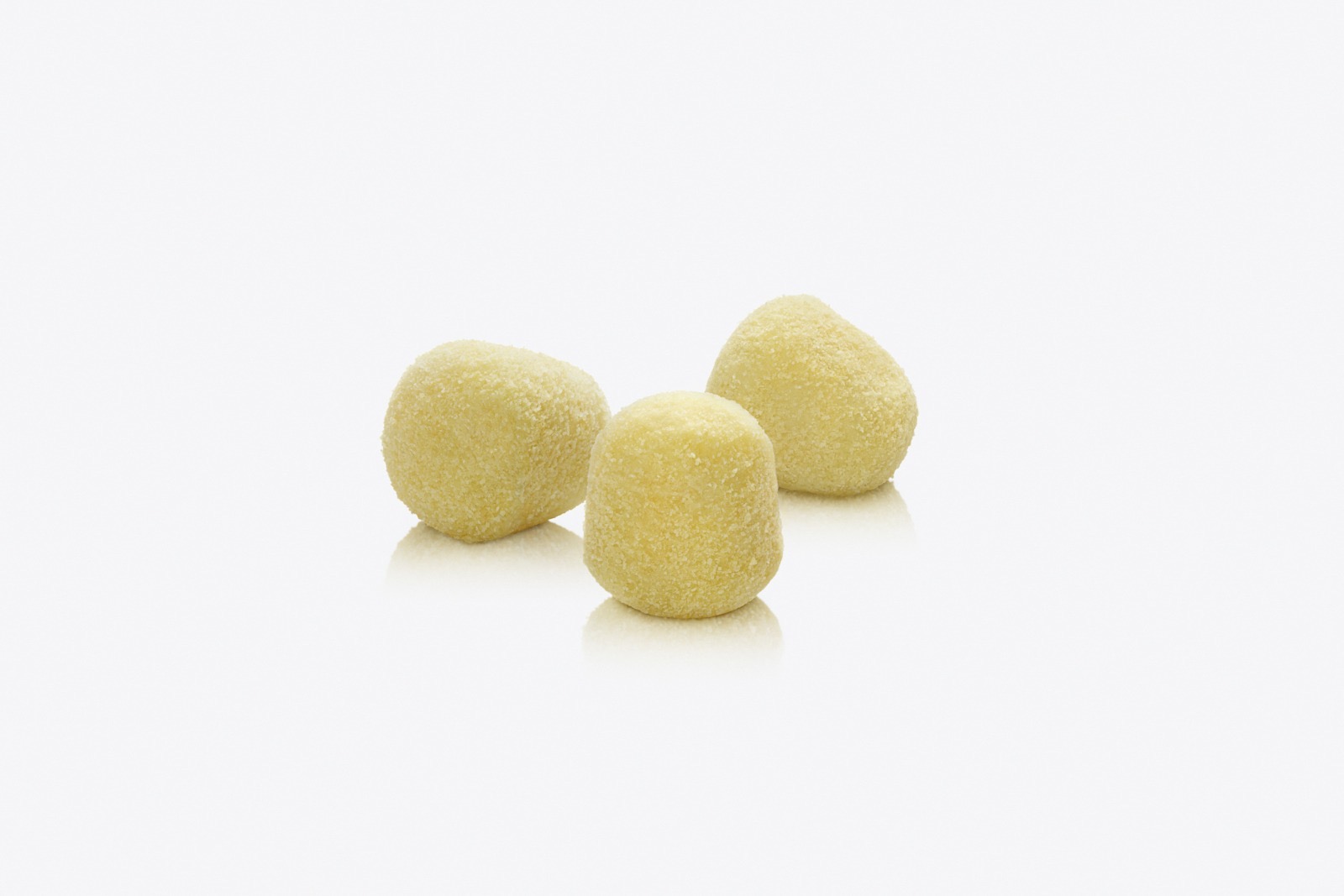 Gnocchi Lisci di Patate — morbidi gnocchi di patate dorato pallido con superficie liscia e leggermente infarinati