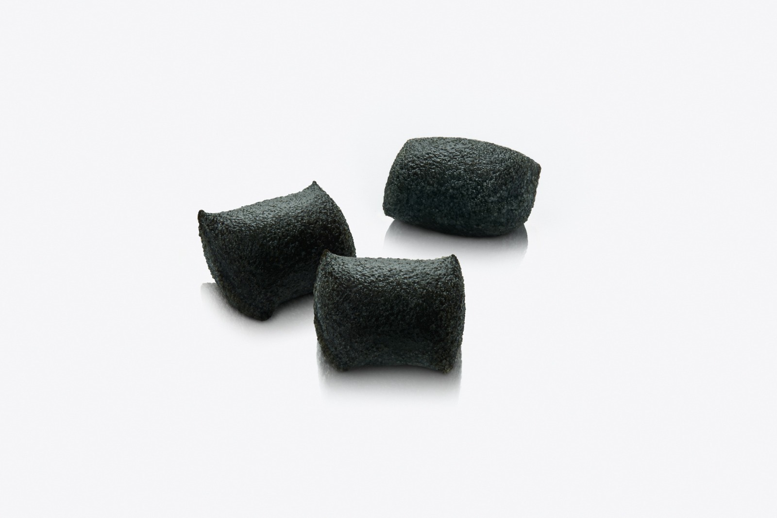 Gnocchi al Nero di Seppia — gnocchi di patate nero profondo con superficie ruvida al nero di seppia