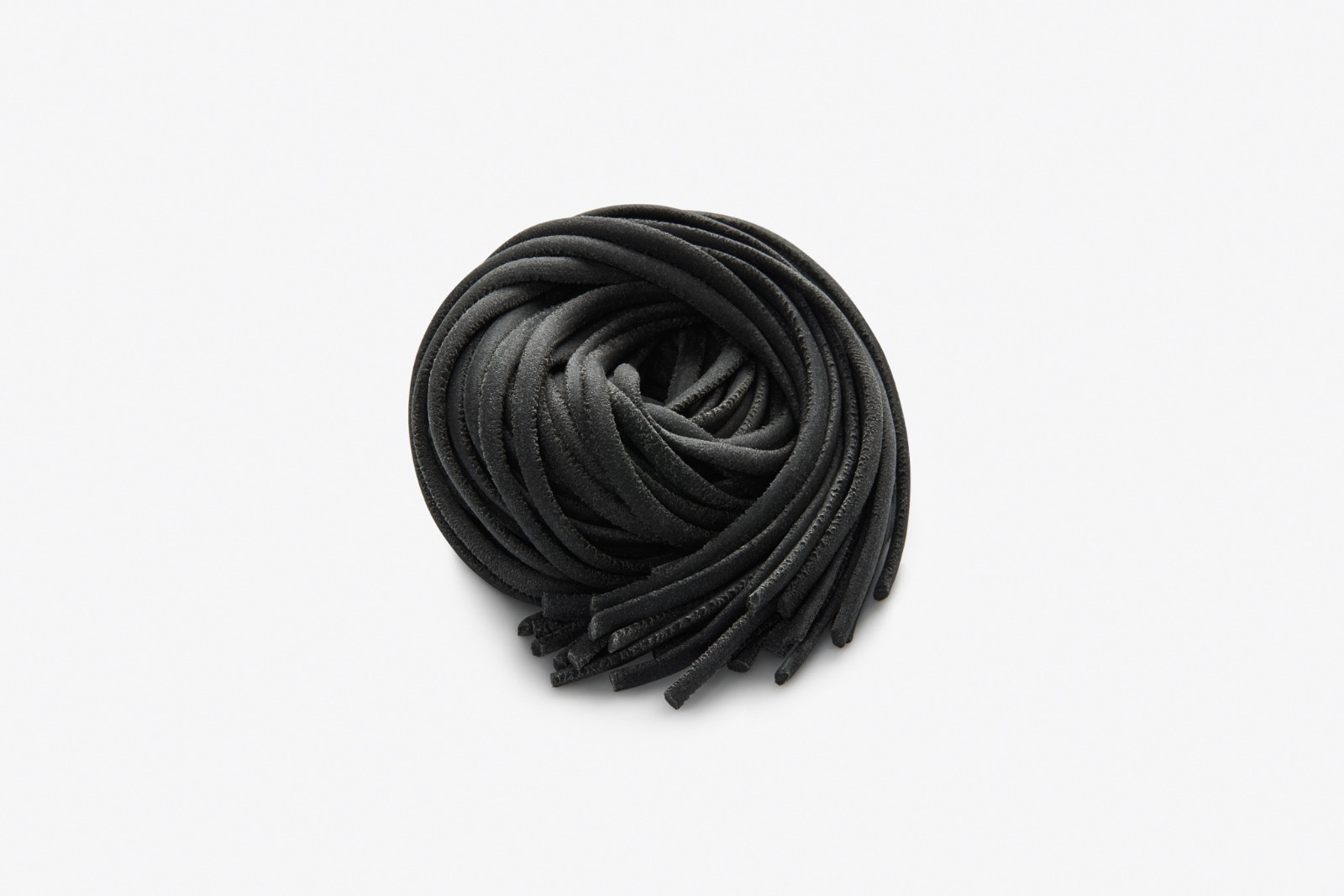 Linguine al Nero di Seppia — nido di pasta nera al nero di seppia, fili setosi e drammatici