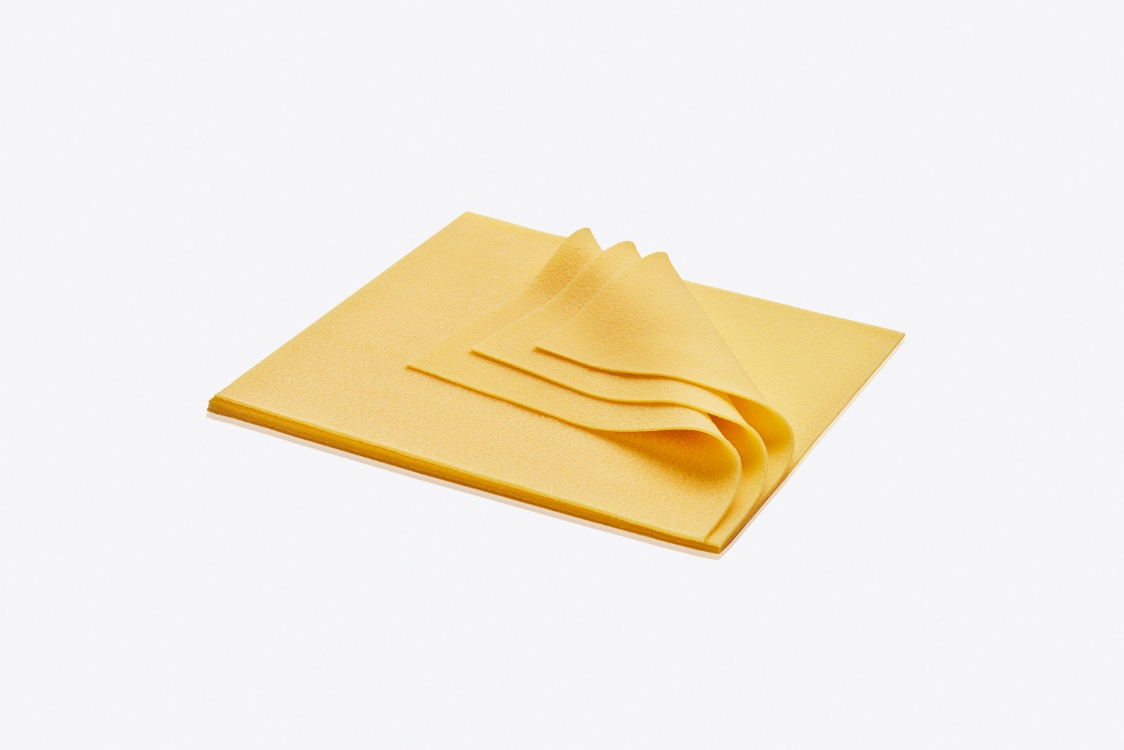Sfoglia per Lasagne — ampie sfoglie di pasta fresca all'uovo dorate, sottili e setose, sovrapposte