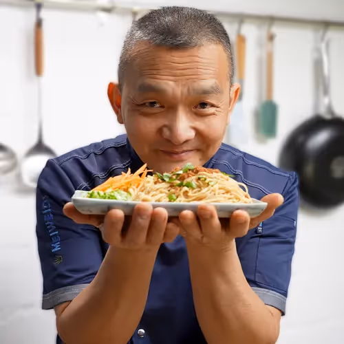 Ramen-Nudeln mit Gemüse und knusprigem Topping