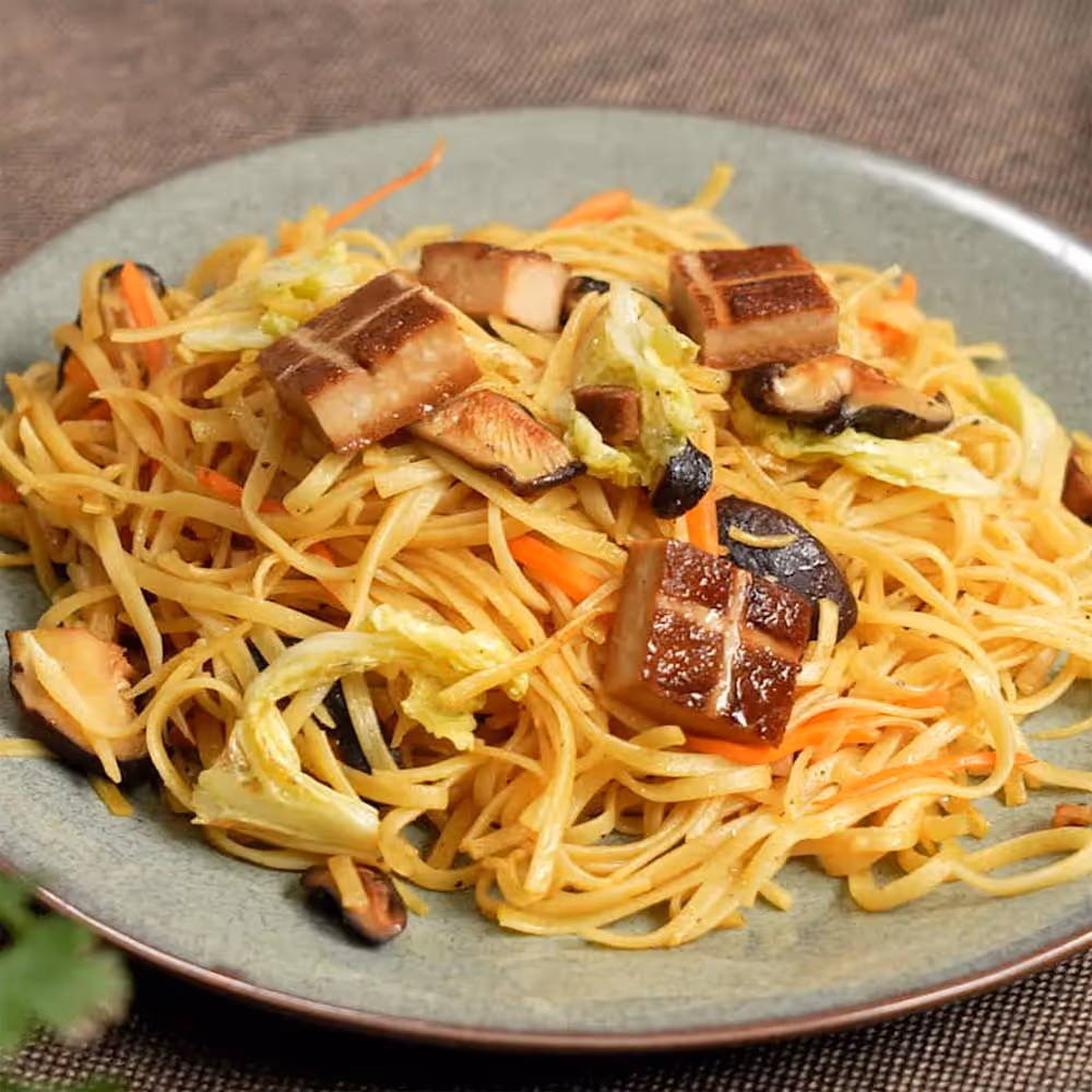 Gebratene Nudeln mit Räuchertofu und Gemüse