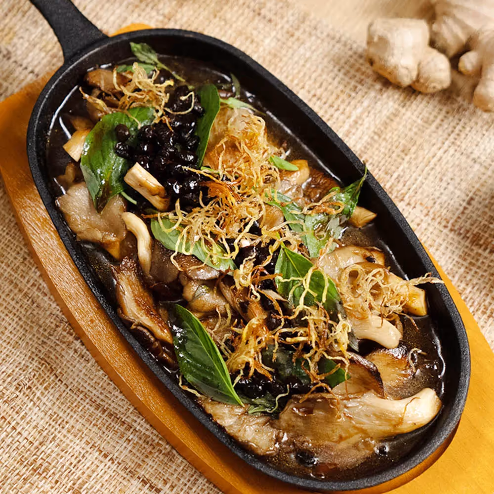 Tie Ban – Austernpilze auf einer heissen Eisenplatte serviert