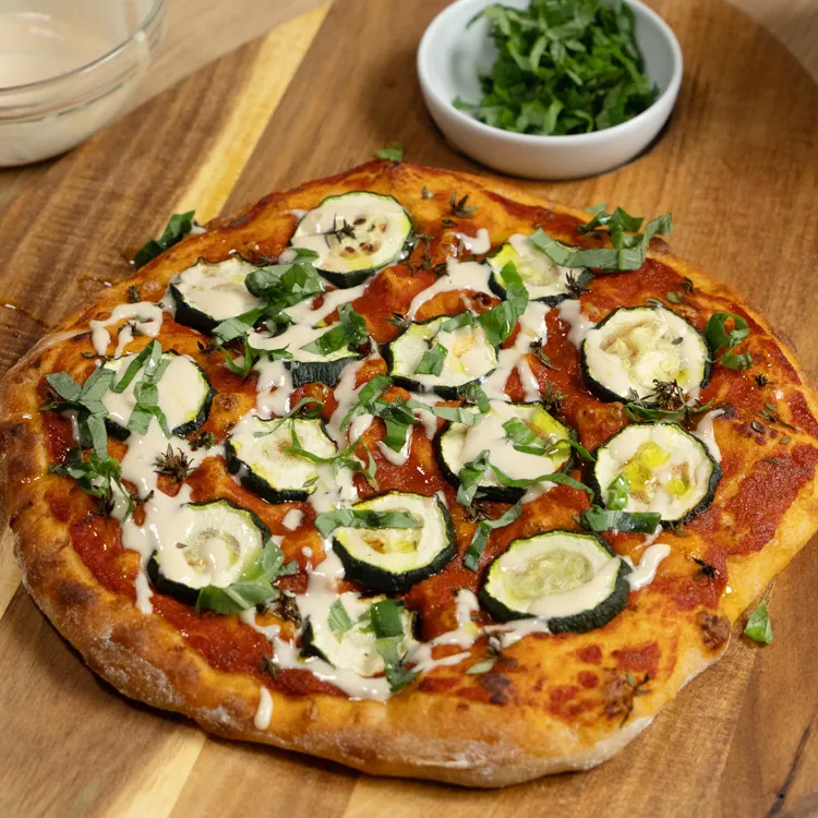 Pizza mit Zucchini und Basilikum