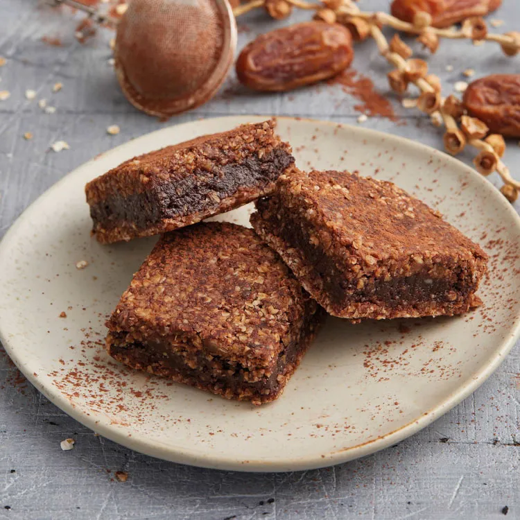 Rohe Haferflockenriegel mit Cashew-Kakao-Füllung