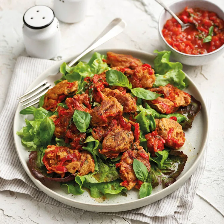 Paprika-Nuggets mit Chilisauce & Blattsalat