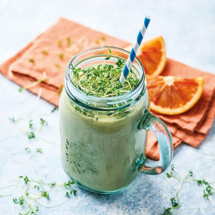 Smoothie mit Früchten und Sprossenmix