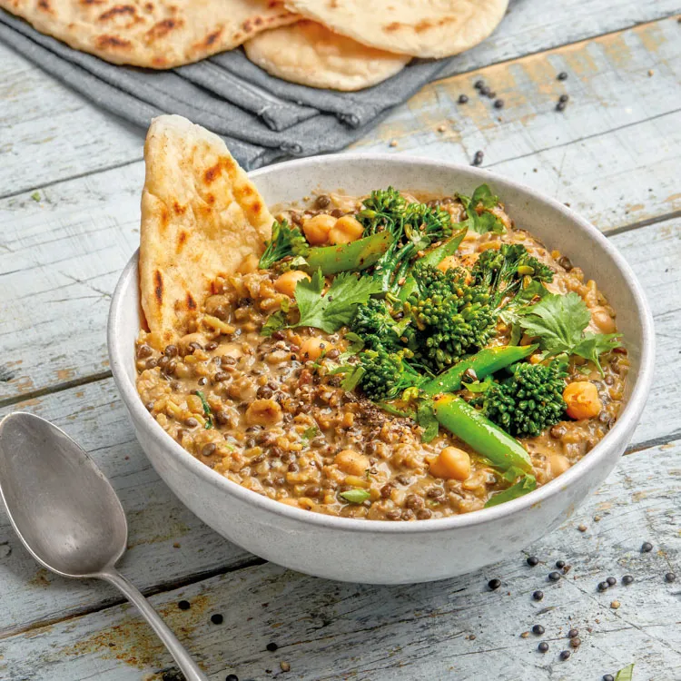 Dal aus schwarzen Linsen mit Brokkoli und Kichererbsen