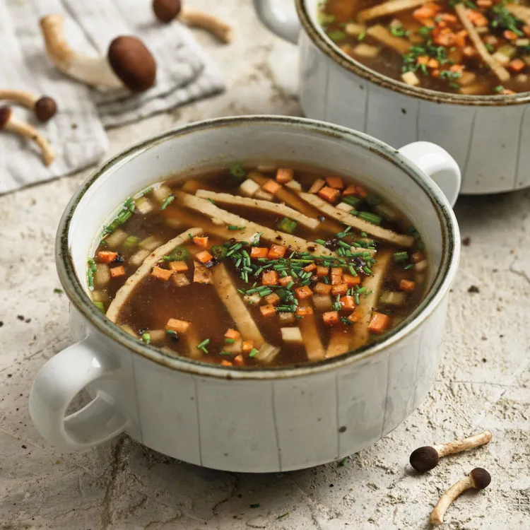Klare Pilzbrühe mit Flädle & Gemüse