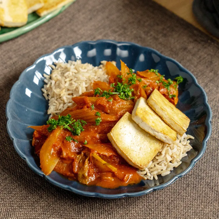 Stangensellerie in würziger Tomatensauce mit Tofu