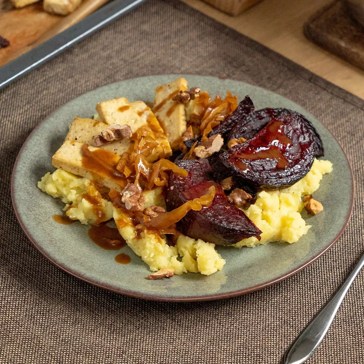 Gebackene rote Bete mit Tofu und Kartoffelpüree
