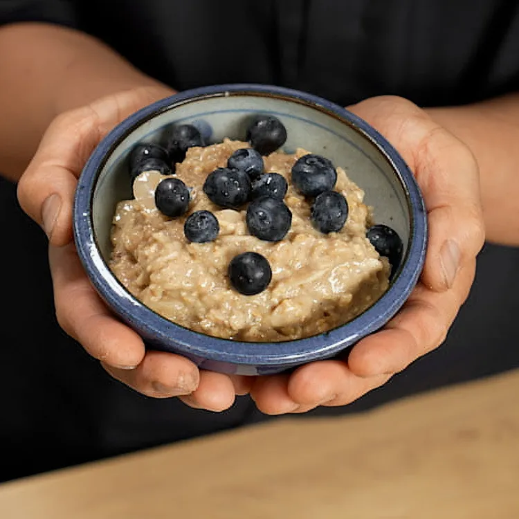 Haferflocken-Porridge mit Blaubeeren