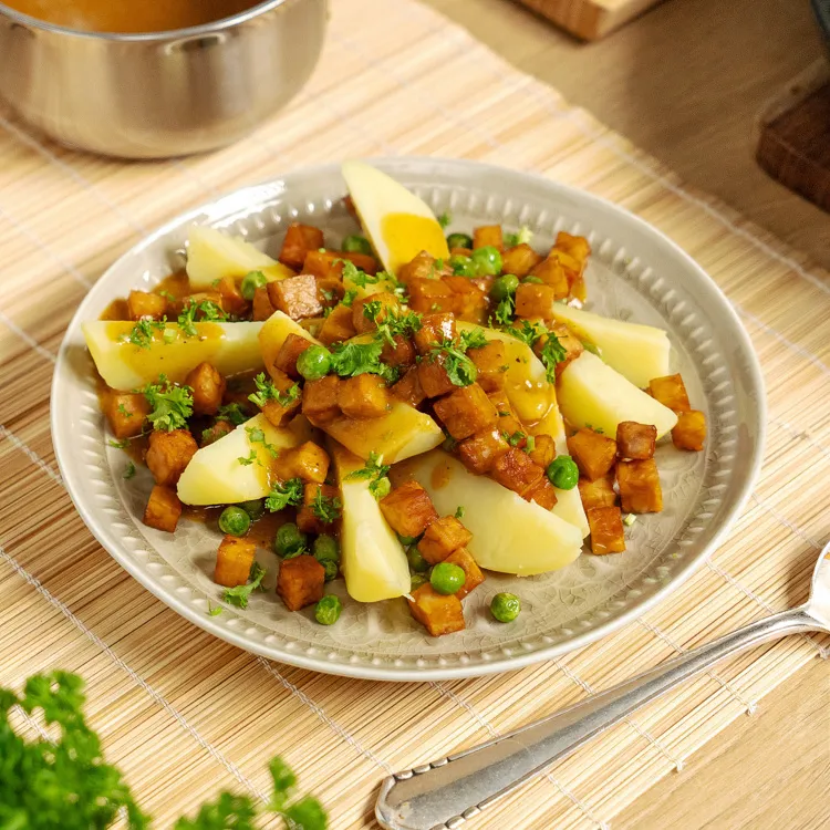 Kartoffeln mit Erbsen und Tempeh
