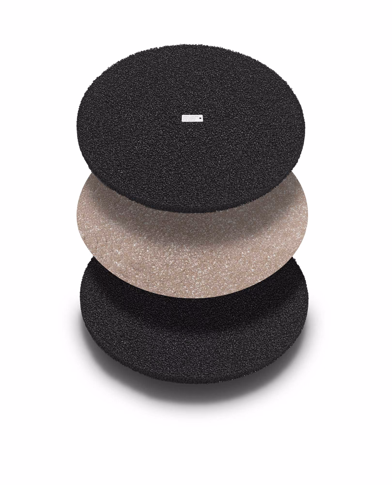 Drei kreisförmige Schichten eines COALSI Filters, oben und unten schwarz schaumstoffartig und in der Mitte eine sandfarbene, körnige Schicht.