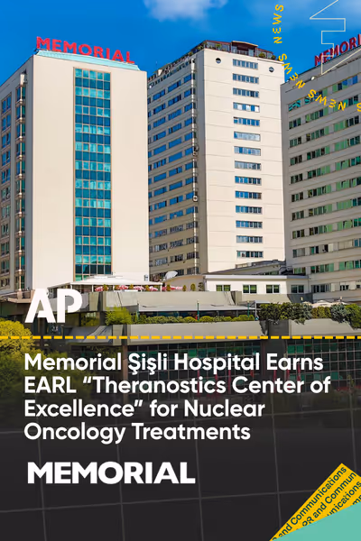 Memorial Şişli Hastanesi binaları mavi gökyüzü altında, teksiyonda nükleer onkoloji tedavileri için mükemmellik merkezi ödülünü kazandığını belirten yazı.