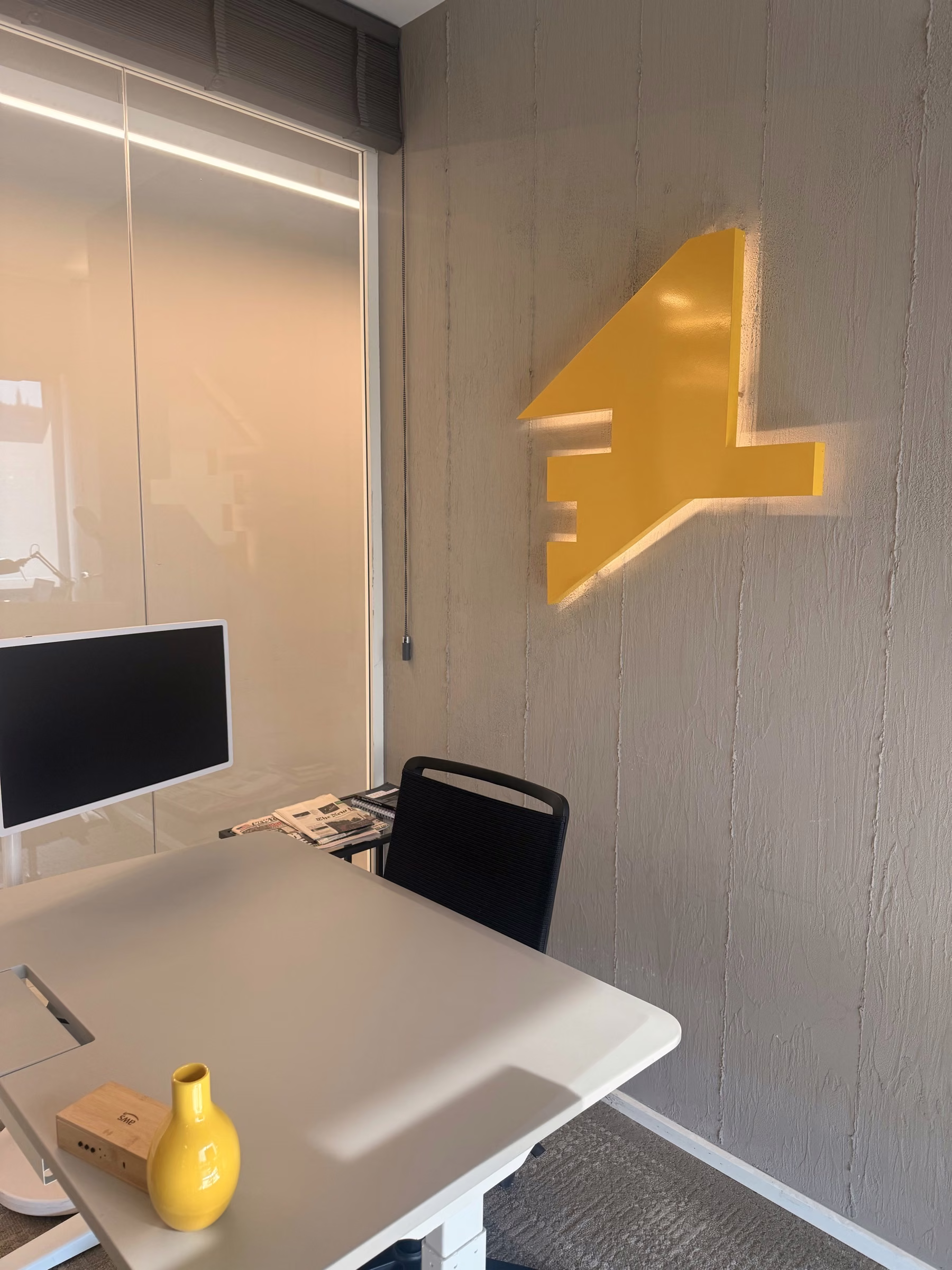 FL PR & Communications İstanbul ofisinde duvar logosu