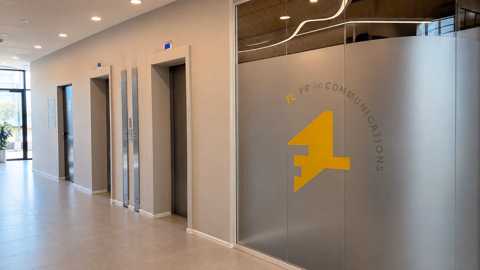 FL PR & Communications ofis girişi ve buzlu cam üzerinde FL logosu