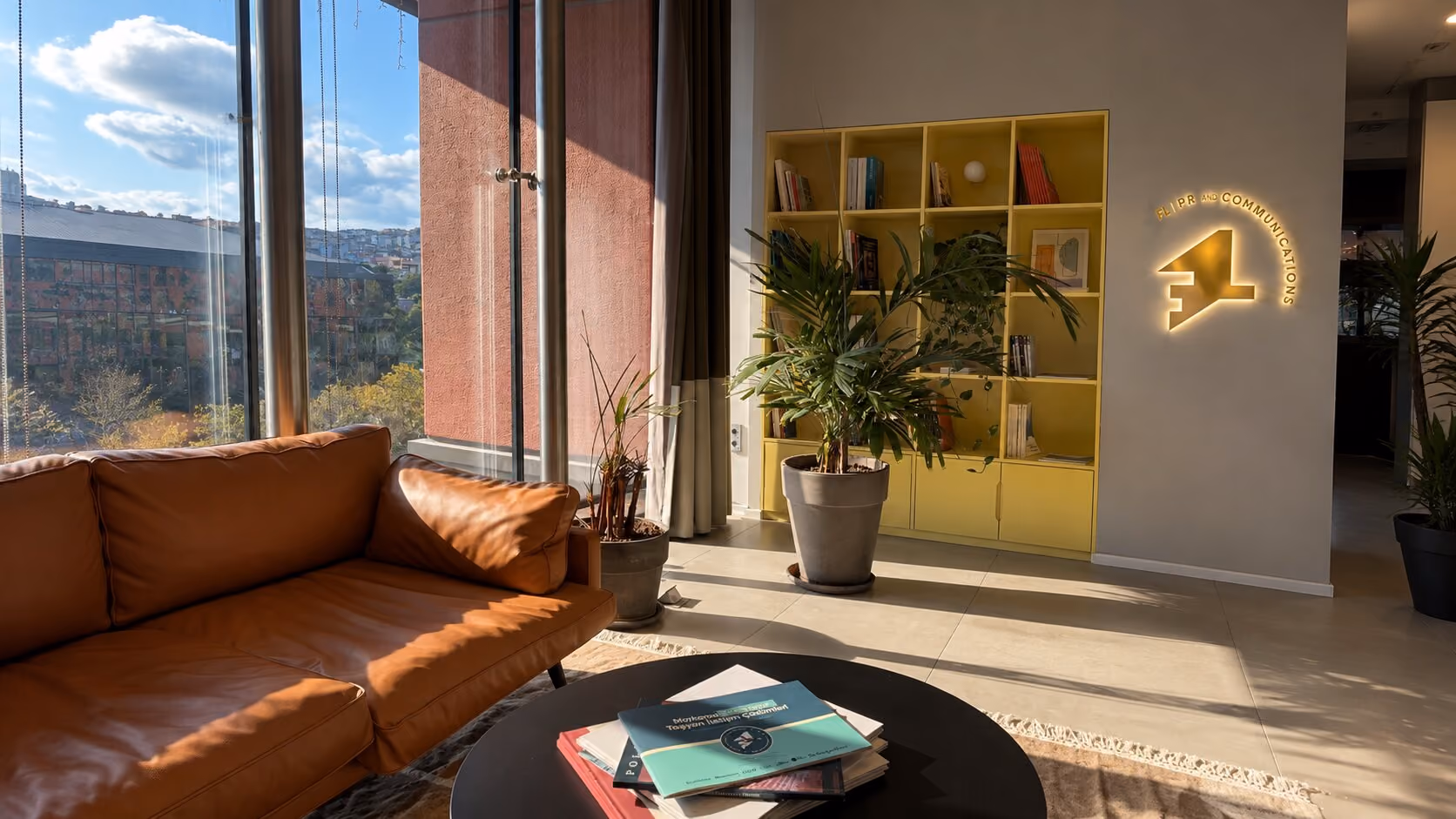 FL PR & Communications ofisinde pencere kenarı lounge alanı