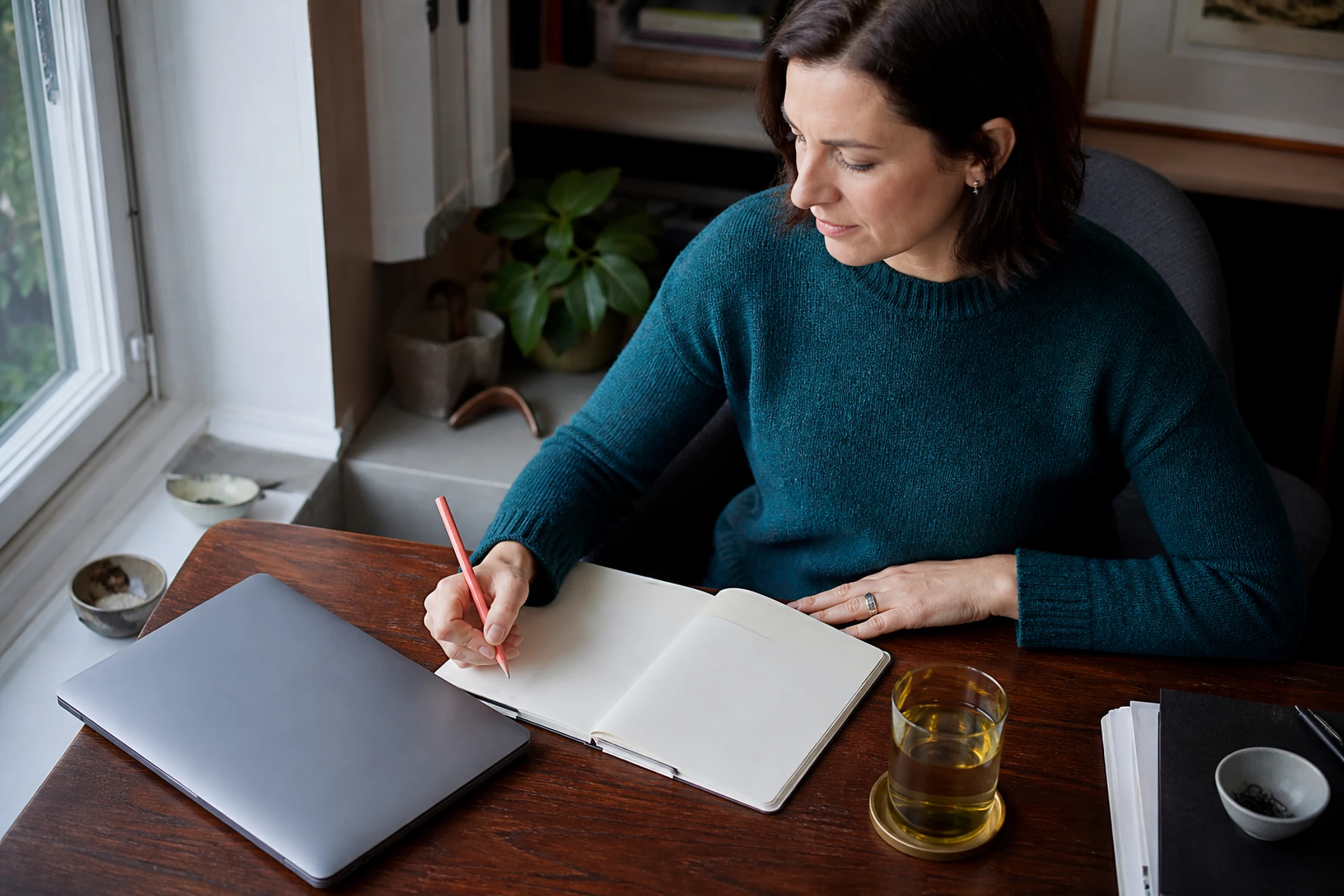 A professional reviews an agenda and prepares concise notes before a meeting.