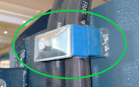 Hydraulische slangbevestiging