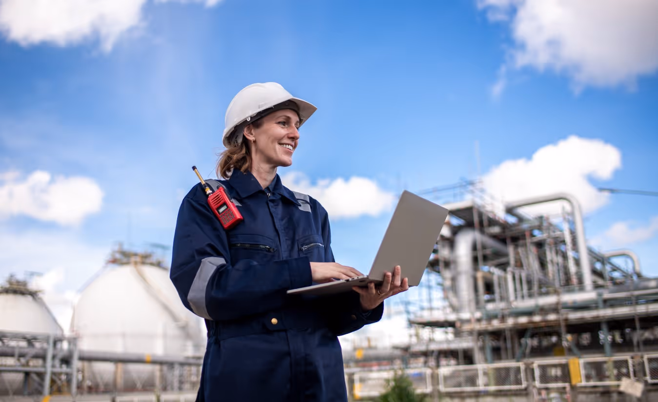 plant Worker happy to communicate with Teams and Power BI