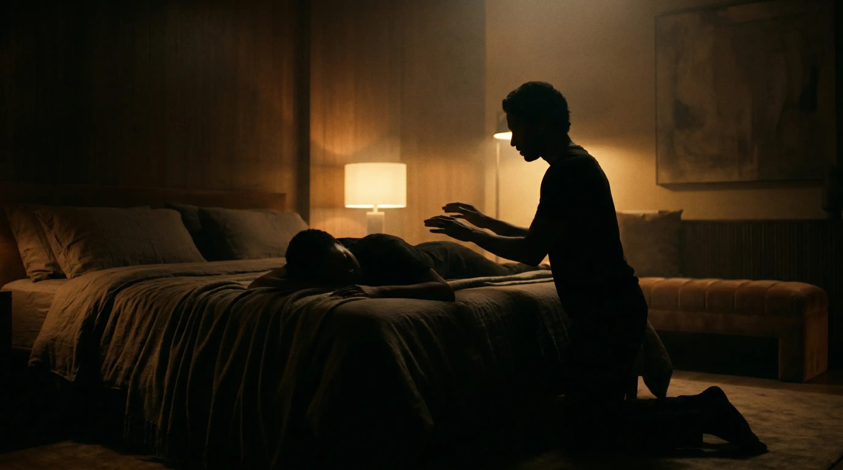 Zwei Silhouetten im gedimmten Schlafzimmer – sinnliche Massage Atmosphäre