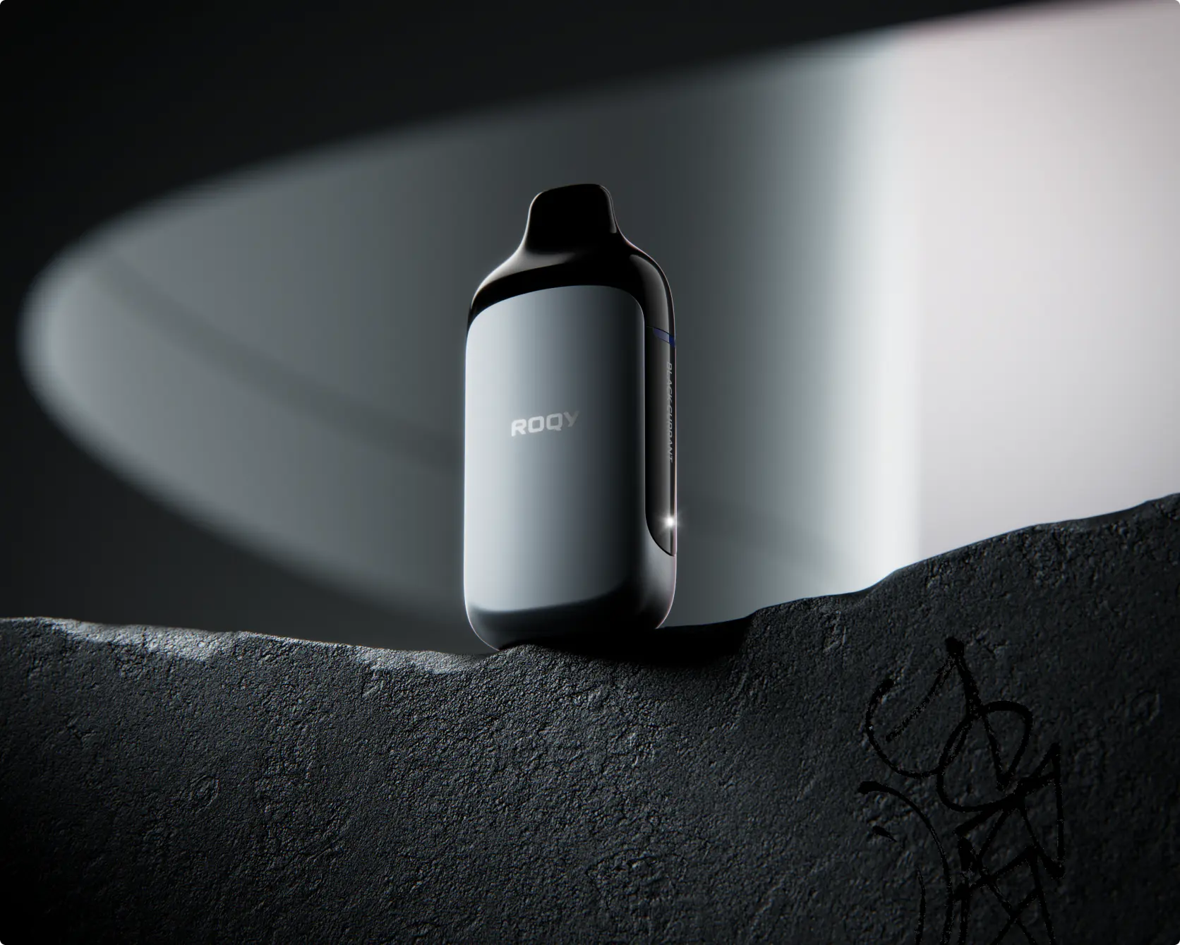 Две современных электронных сигарета ROQY с черной верхней частью и серебристым корпусом, стоящие на бетонных блоках с вырезами.
