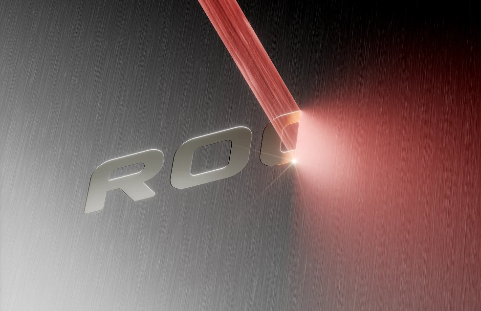 Элегантное устройство ROQY со вкусом Вишни на боковой панели на размытом фоне.