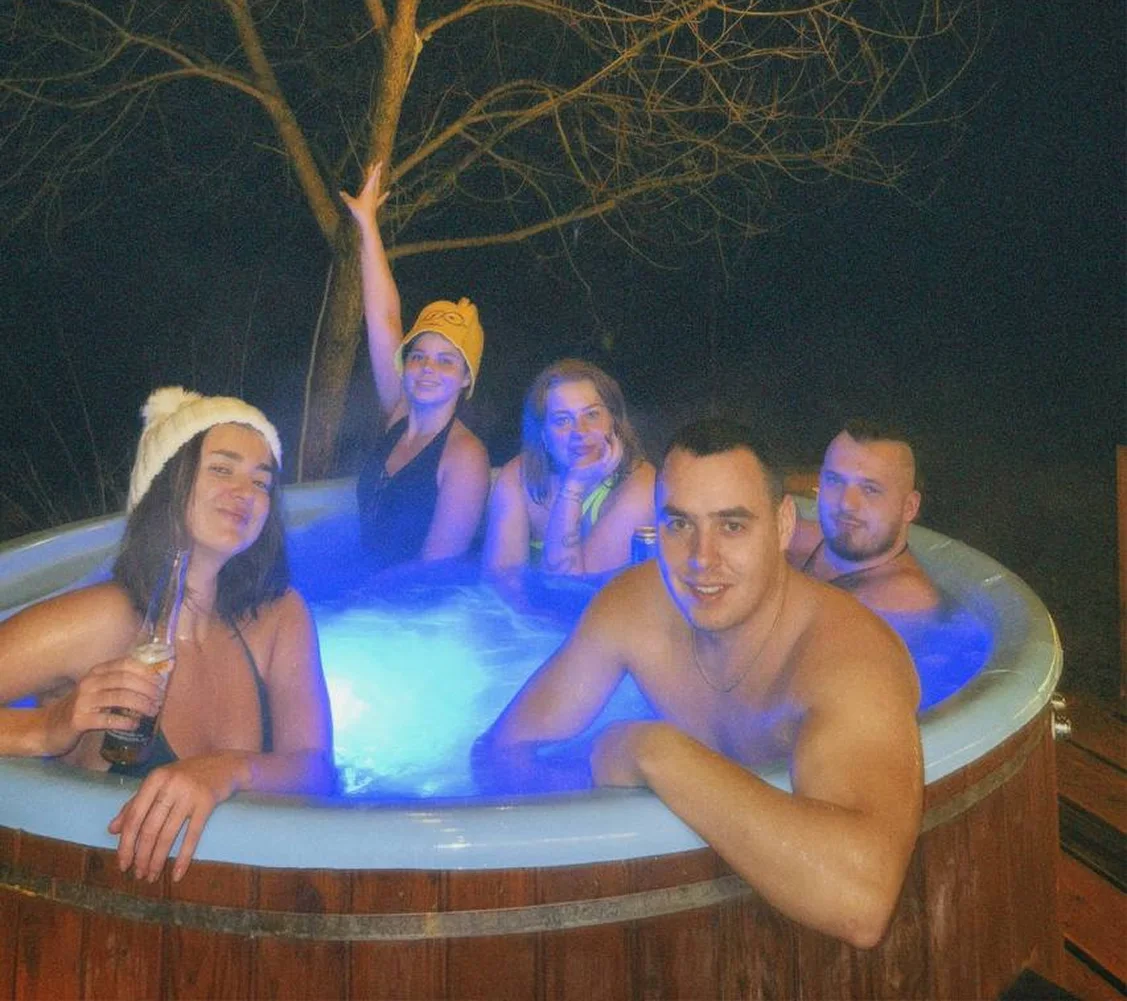 Гарячі чани та джакузі у ватра кемп, насичена вечірня програма у таборі ватра кемп