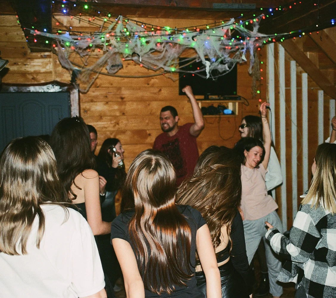 Насичена програма у таборі ватра кемп із повільними танцями, піснями і кнокурсами