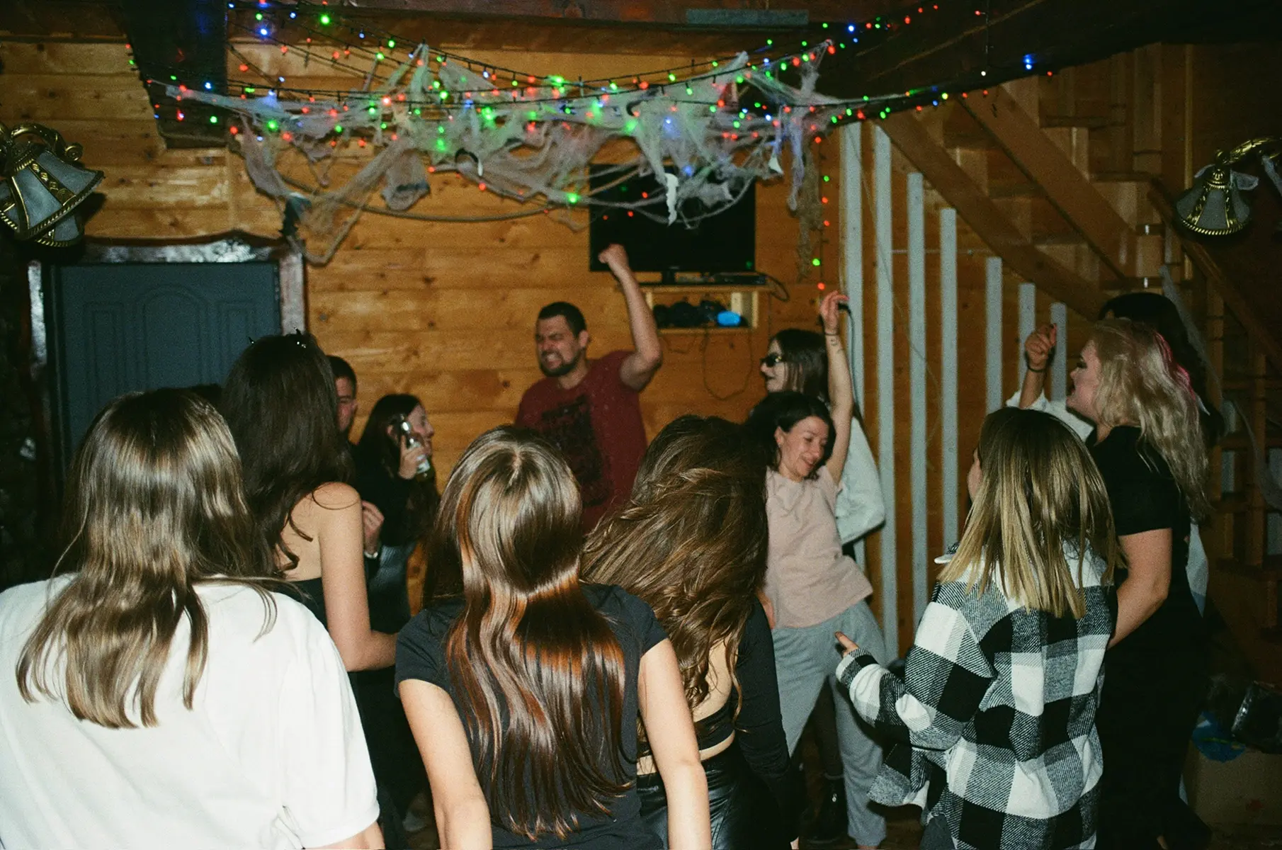 Насичена програма у таборі ватра кемп із повільними танцями, піснями і кнокурсами