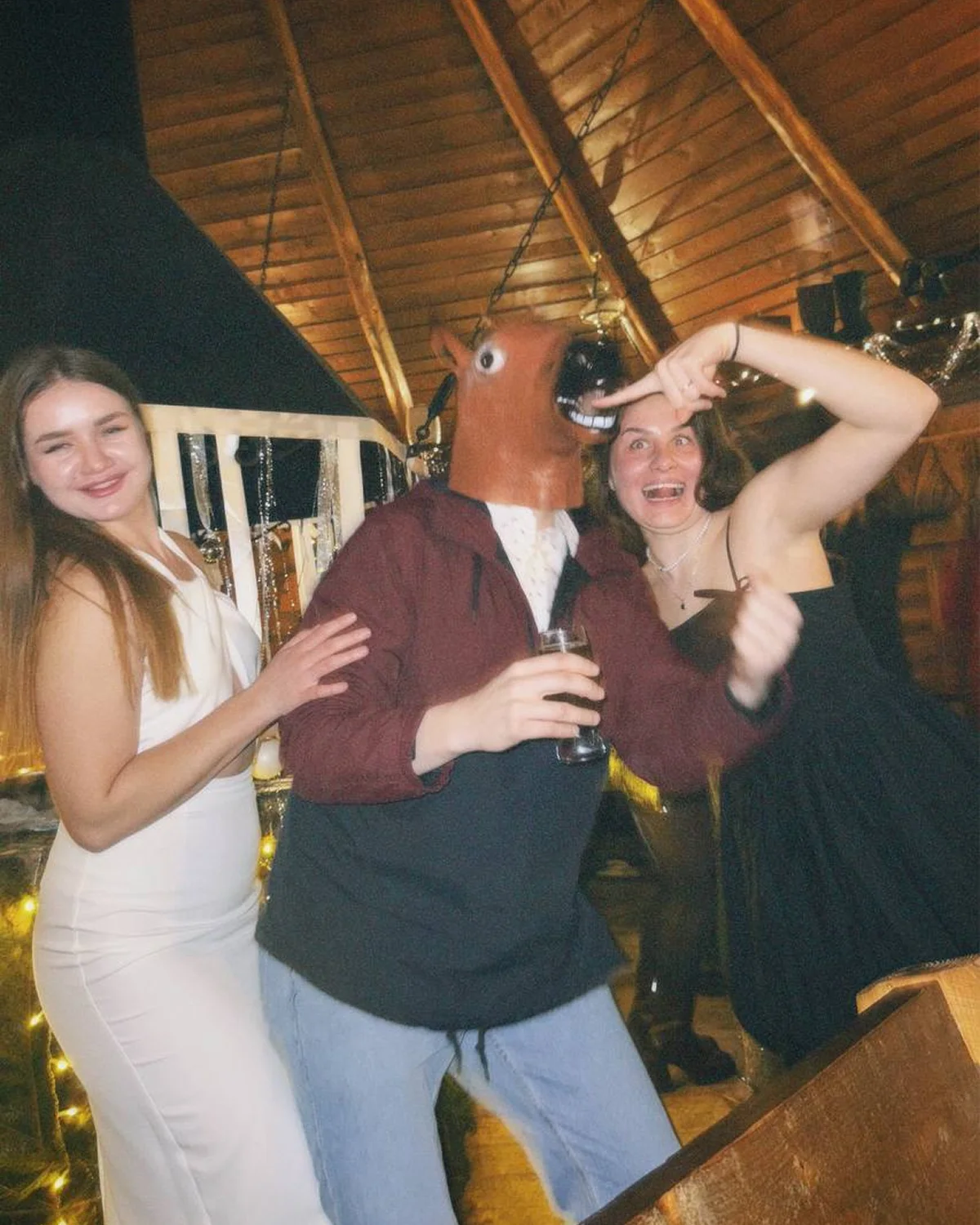 Хлопец у масці коня, його обіймають дівчата, вечірка у таборі, Ватра кемп