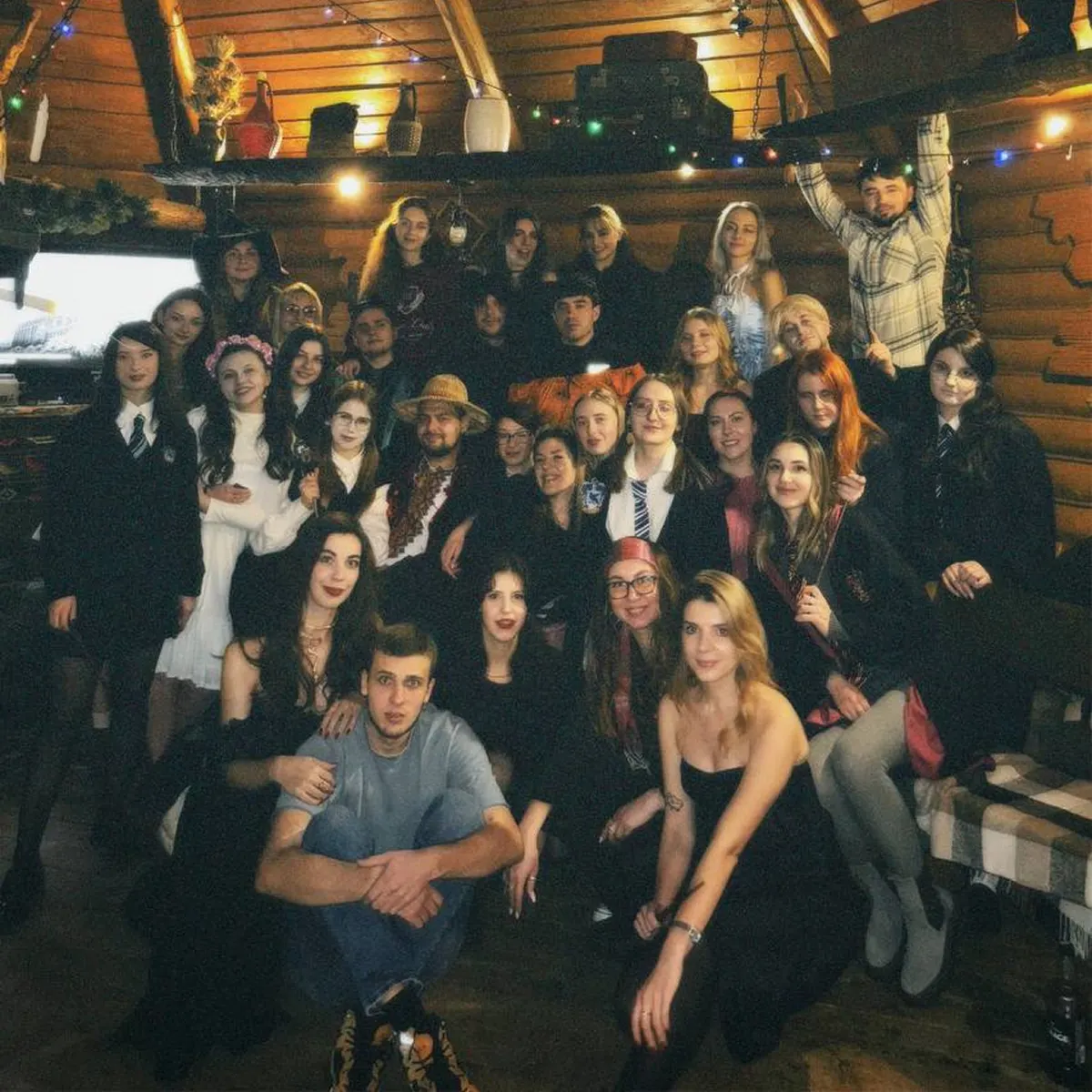 Насичена програма у таборі ватра кемп із повільними танцями і піснями 