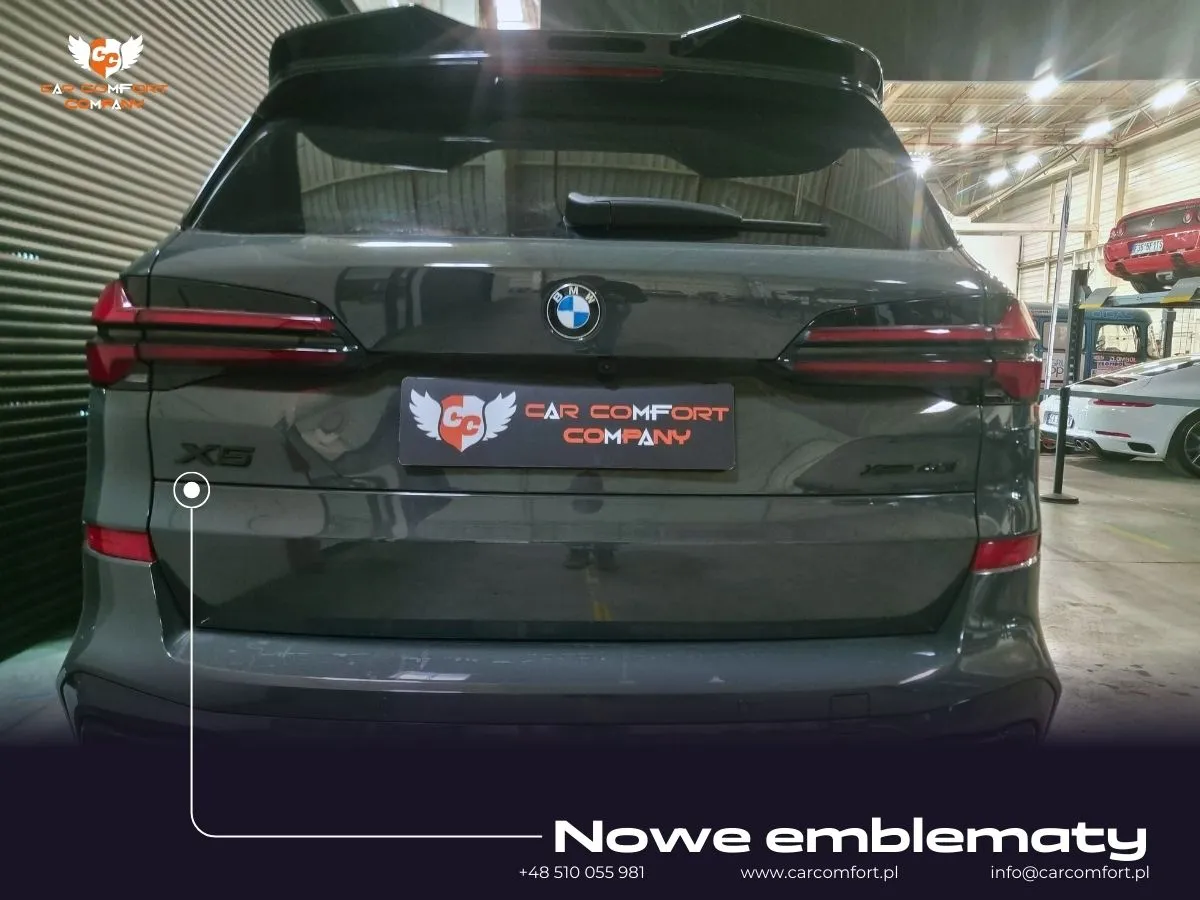 Detal czarnego emblematu na BMW X5