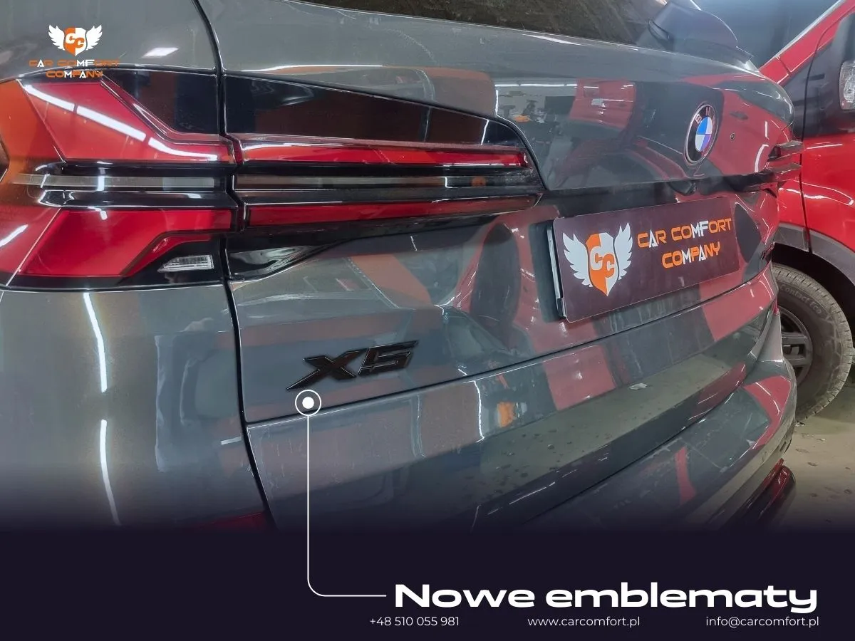 Detal czarnego emblematu podkreślający sportowy charakter BMW X5