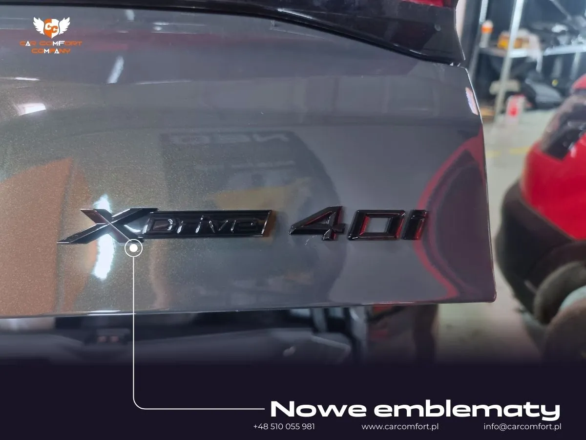 Porównanie oryginalnego i czarnego emblematu BMW X5 przed i po zmianie
