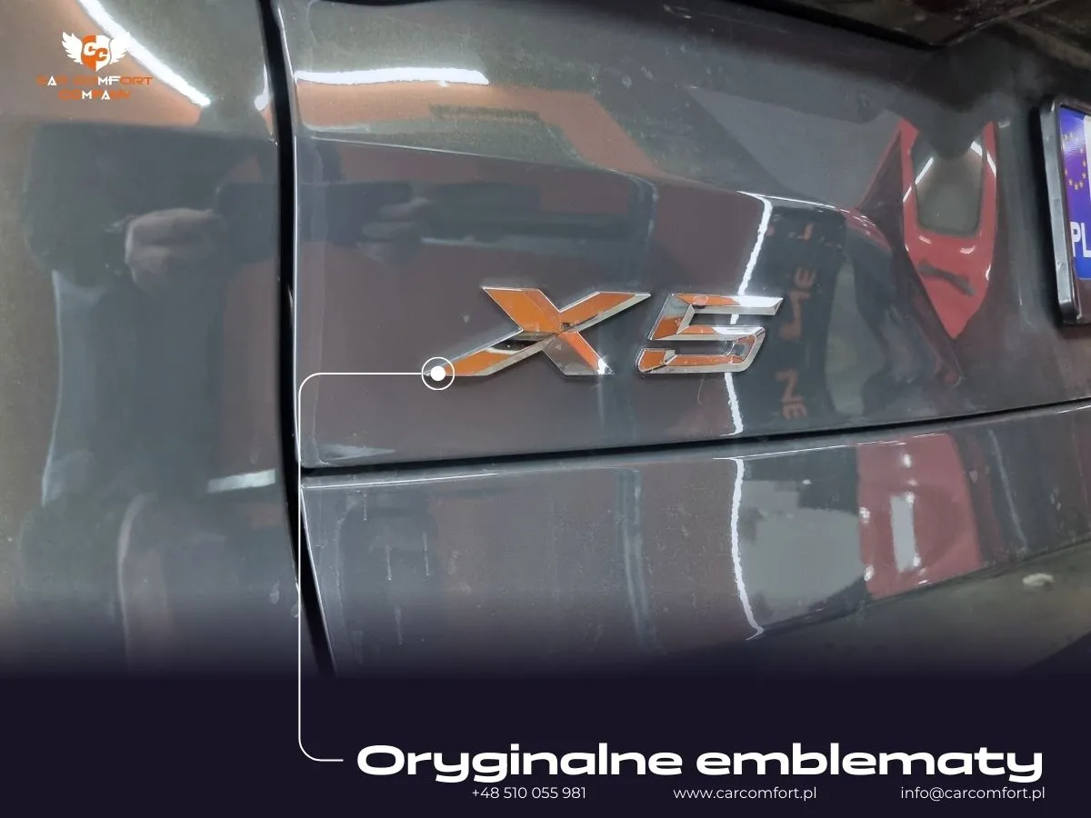 Oryginalny emblemat BMW X5 przed wymianą