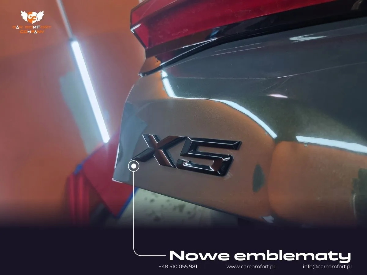 Nowy czarny znaczek BMW podkreślający sportowy styl