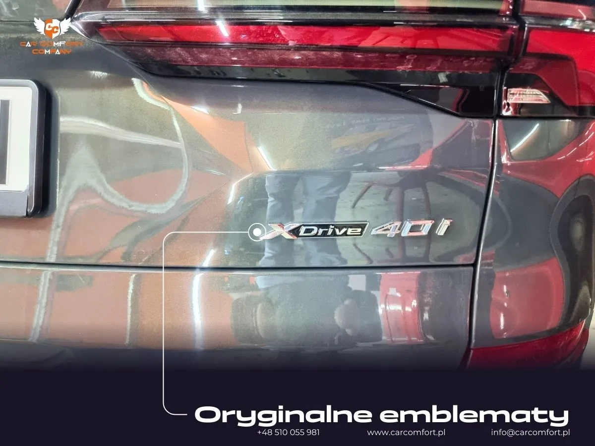 Standardowy znaczek BMW przed zmianą na czarny