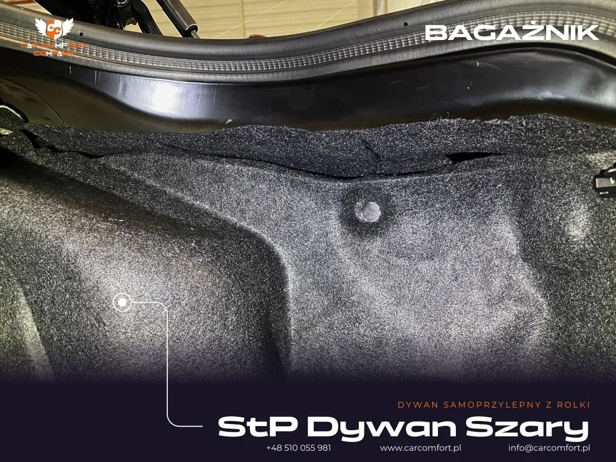 Szary dywan akustyczny STP na podłodze bagażnika – estetyczne wykończenie