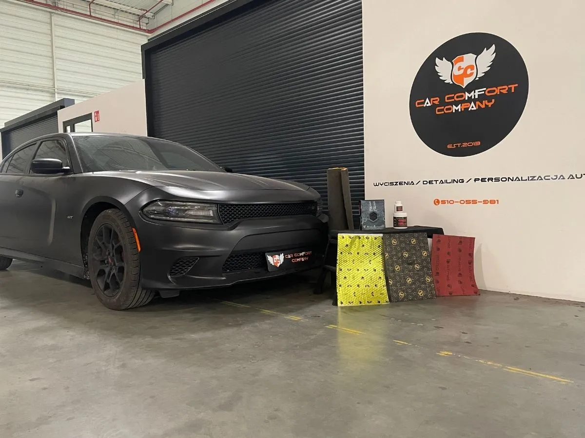 Dodge Charger po wygłuszeniu drzwi i nadkoli wielowarstwowym systemem mat